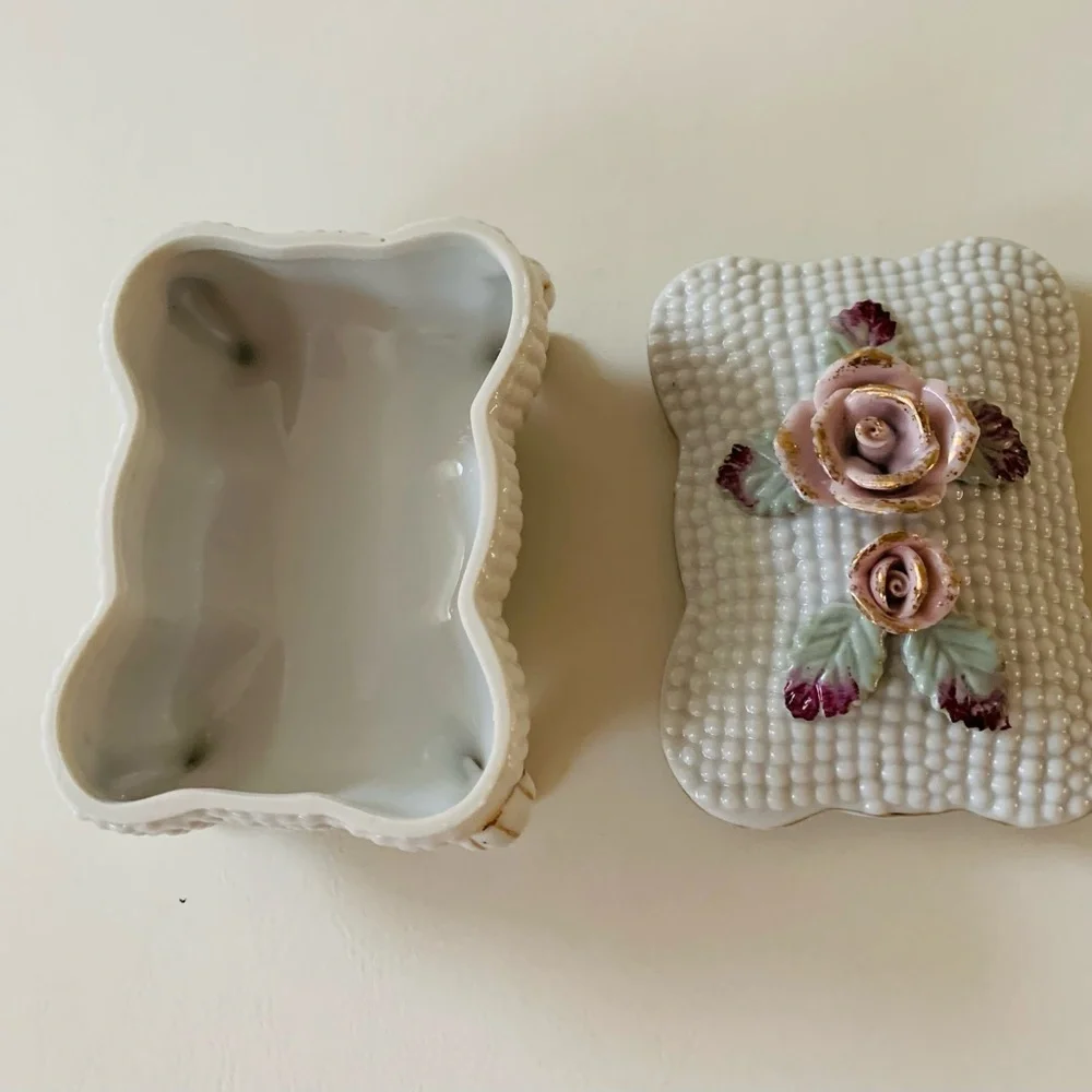 Porcelain trinket box
